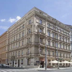 Atos Praag